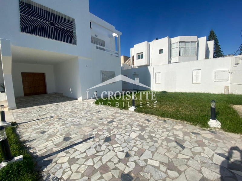 Villa S+9 avec piscine à La Soukra